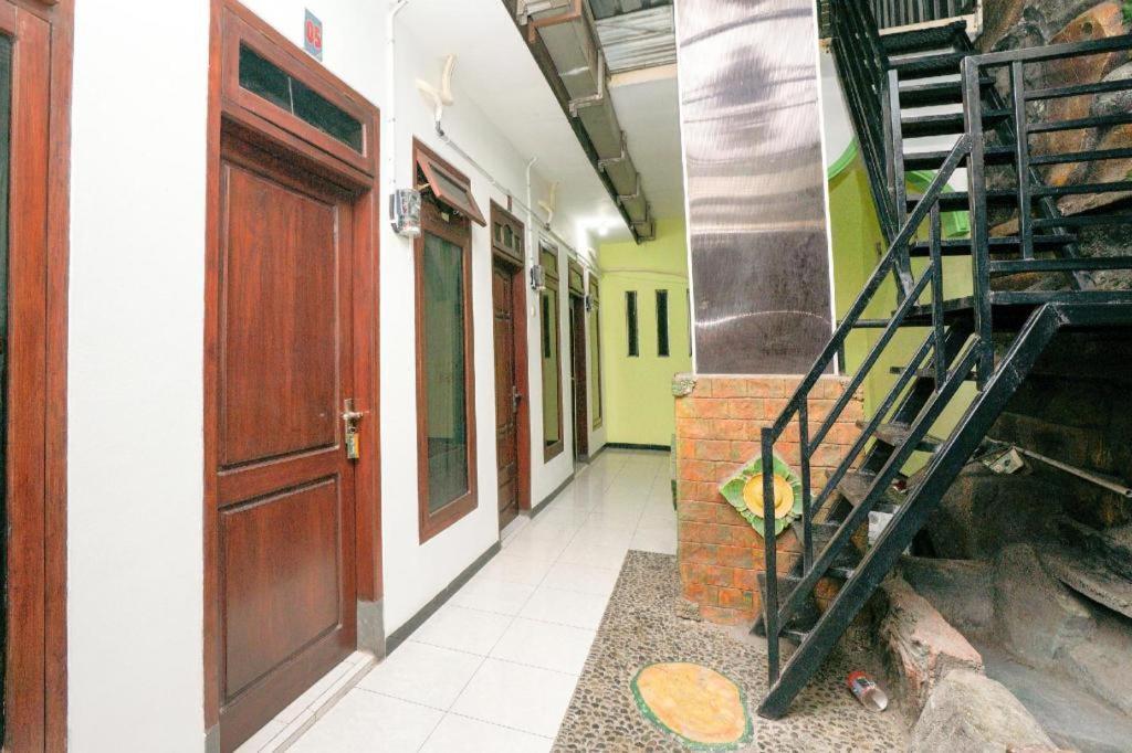 Oyo 1639 Penginapan Anggrek Syariah 1 Hotel Probolinggo Exterior photo